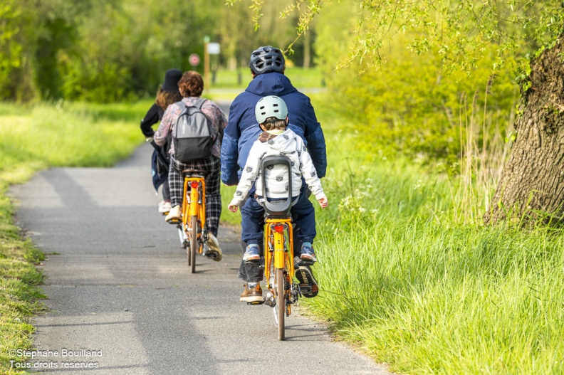 Famille à vélo 