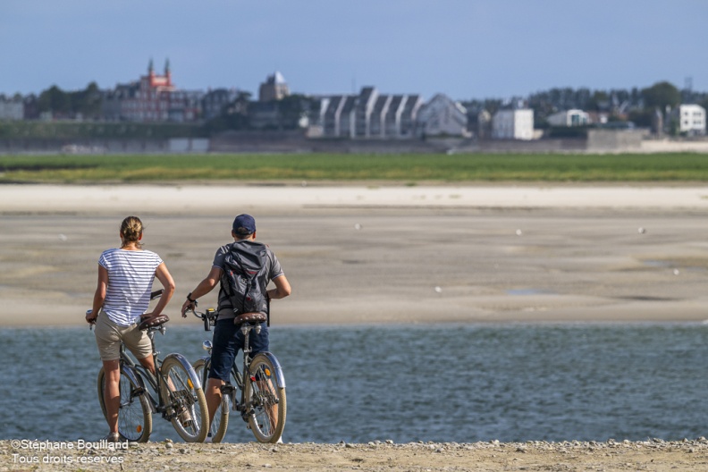 cyclistes face au Crotoy depuis le cap Hornu