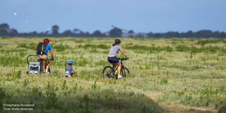 cyclistes en famille dans les mollières du cap Hornu