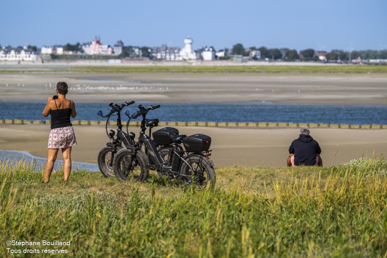 cyclistes face au Crotoy depuis le cap Hornu