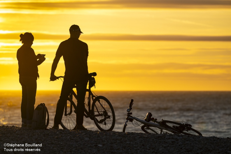 Les touristes viennent admirer le coucher du soleil au Hourdel