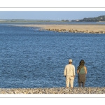 Un couple observe les phoques au Hourdel