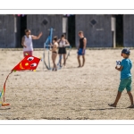 Enfant jouant au cerf-volant sur la plage de Saint-Valery