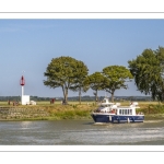 Le bateau "Commandant Charcot" emmène les touristes en promenade dans la baie