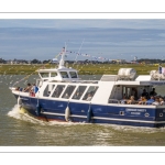 Le bateau "Commandant Charcot" emmène les touristes en promenade dans la baie