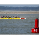 Pirogues indonésiennes et Canoë-Kayak dans le chenal de la Somme