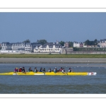 Pirogues indonésiennes et Canoë-Kayak dans le chenal de la Somme