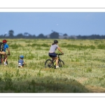 cyclistes en famille dans les mollières du cap Hornu